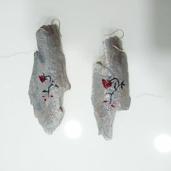 🥀 Wilted Rose Sycamore Bark Earrings - Picture 3 of 6
